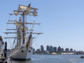 Llegan Adal Jair y América Sánchez, los jóvenes que murieron en el buque Cuauhtémoc