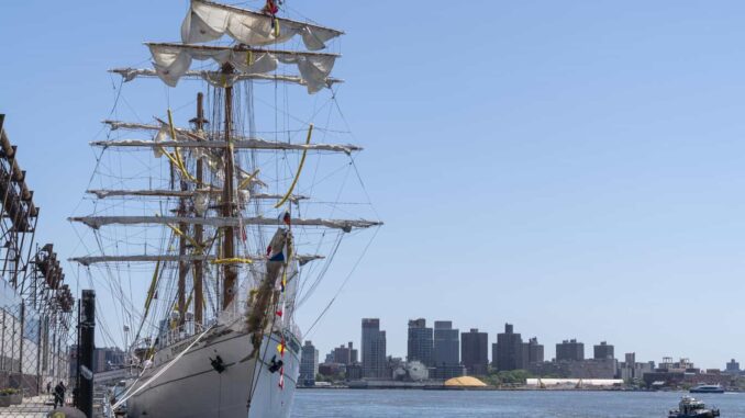 Llegan Adal Jair y América Sánchez, los jóvenes que murieron en el buque Cuauhtémoc