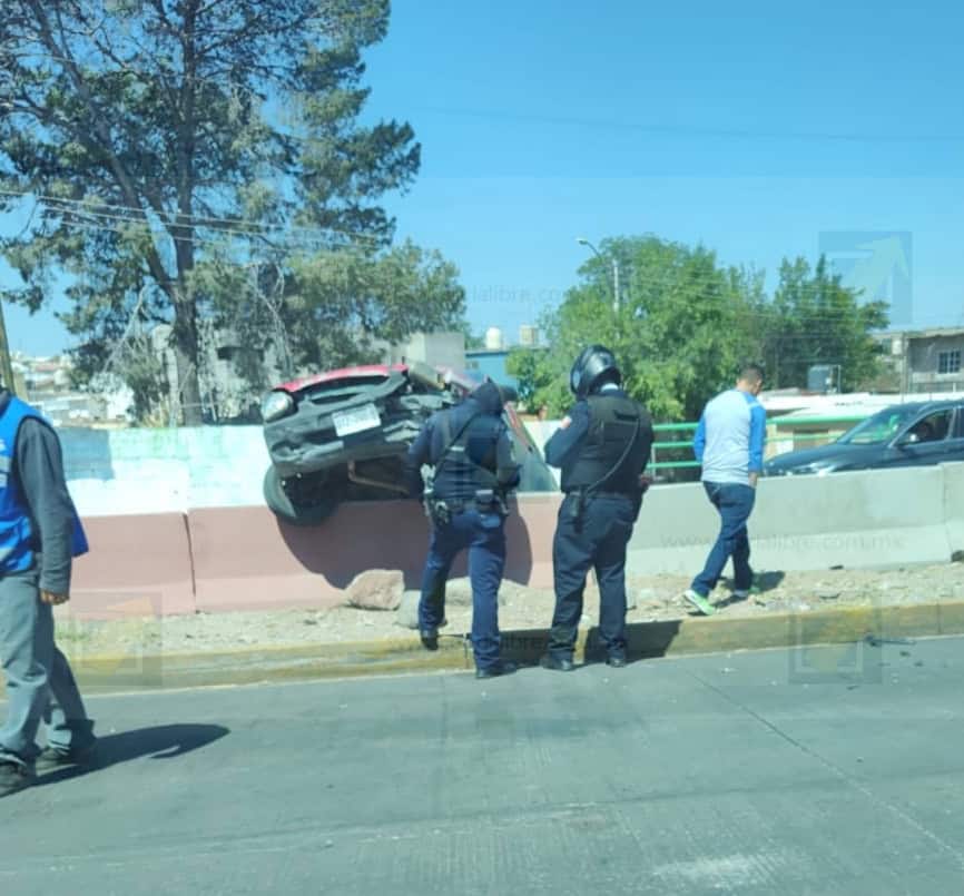Conductora se sube al camellón perder el control por exceso de velocidad cerca del Parque Extremo