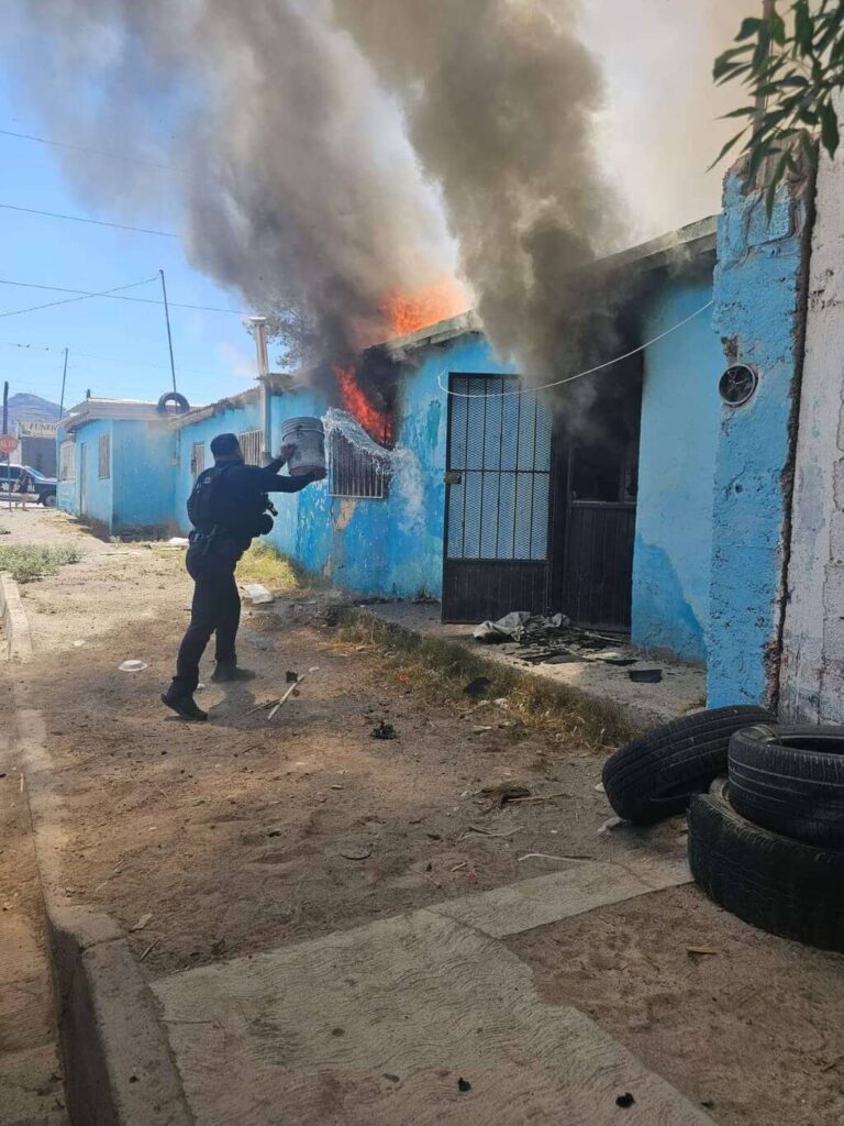 Sofocan Policías Municipales incendio en la colonia Independencia II