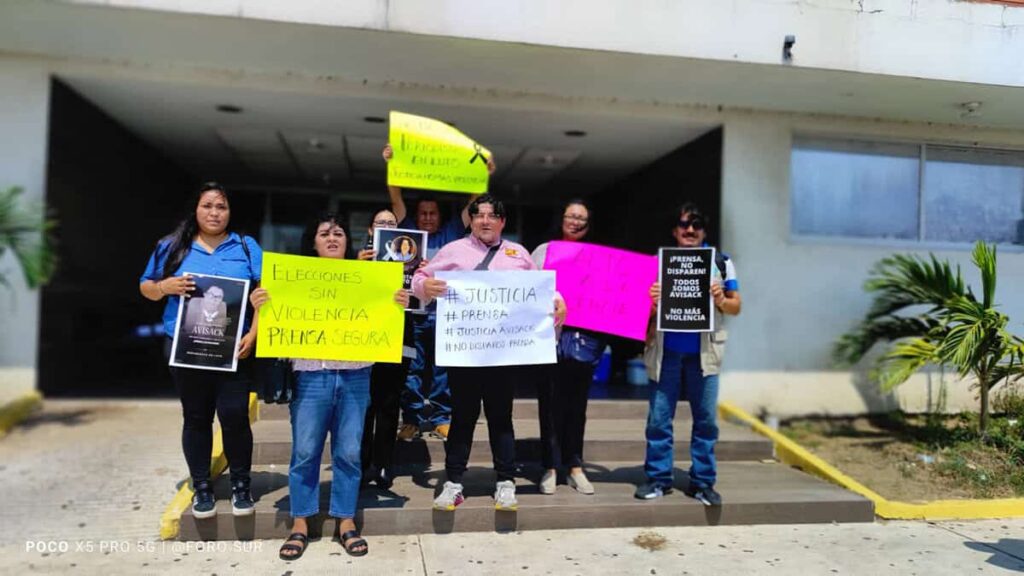 Periodistas se manifiestan en Coatzacoalcos por asesinato de la fotógrafa Avisack Douglas