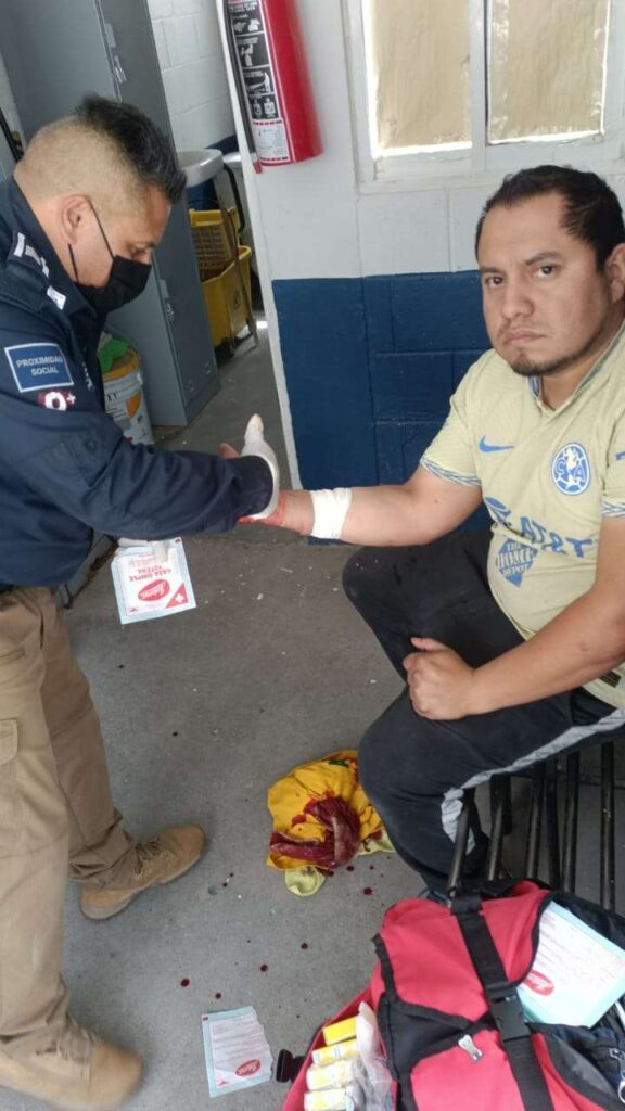 Agradece ciudadano a instructor de Academia de Policía por prestarle ayuda tras emergencia