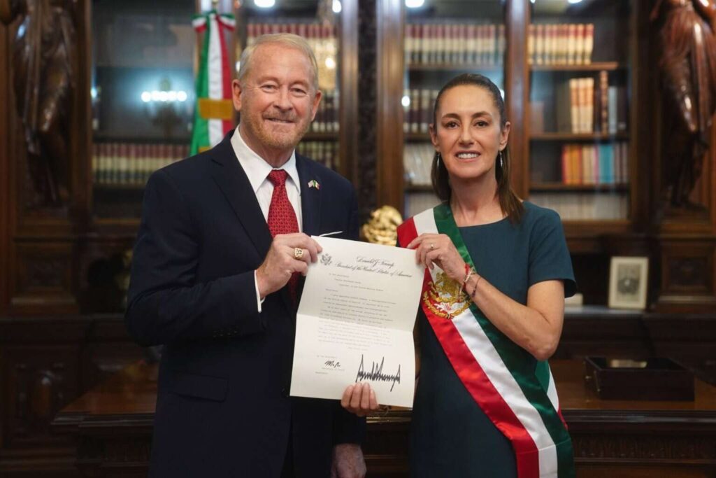 Sheinbaum recibe cartas credenciales del embajador de EE.UU., Ronald Johnson
