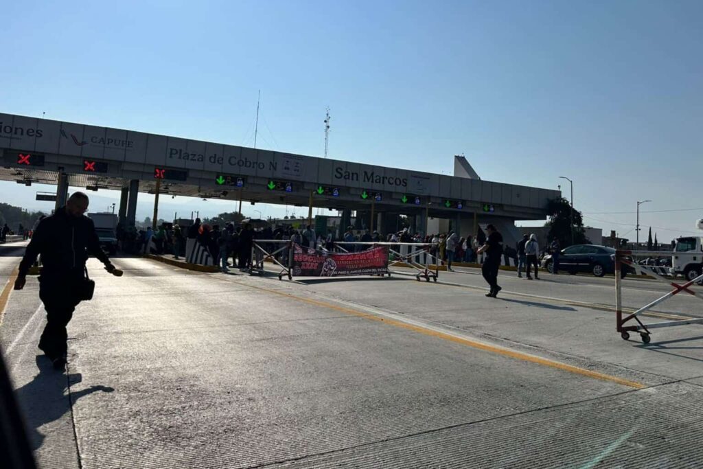 Maestros de la CNTE toman casetas de autopistas que van a Ciudad de México