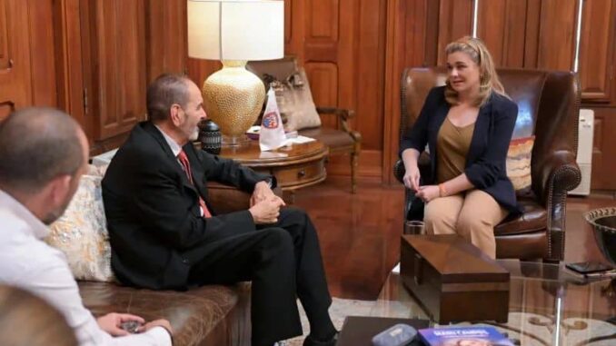 maru-campos-recibe-al-cientifico-nuclear-chihuahuense-dr-luis-carlos-longoria.jpeg Maru Campos recibe al científico nuclear chihuahuense, Dr. Luis Carlos Longoria