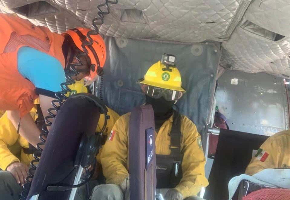 Suman tercera aeronave para atender incendio en Madera