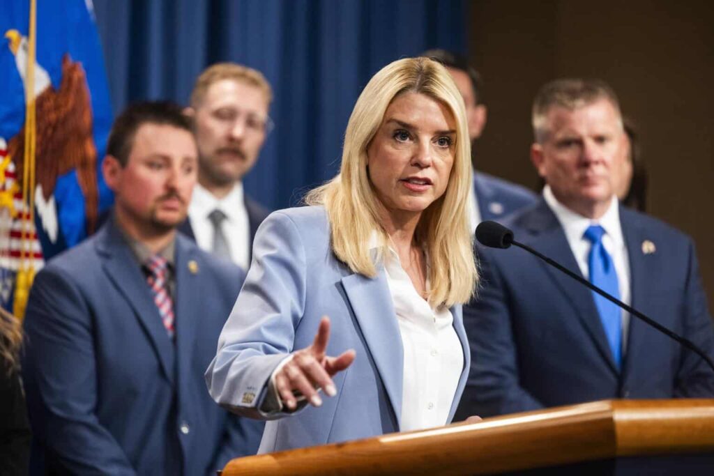 El Gobierno Trump amenaza con penalizar a los santuarios de migrantes en EE.UU.