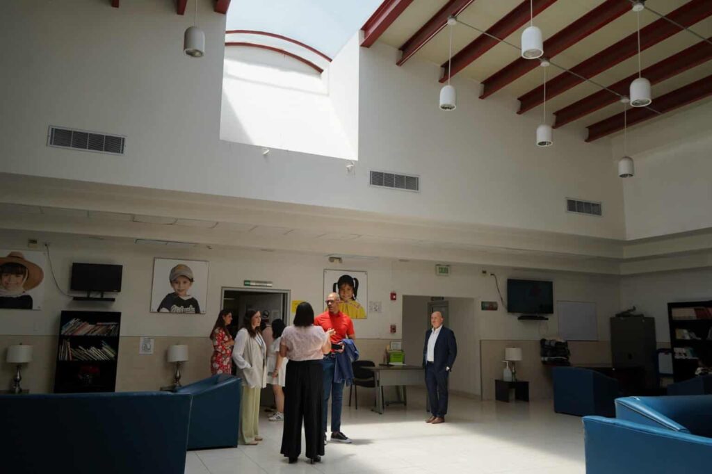 Recorren directivos de la Fundación Infantil Ronald McDonald A.C. el Hospital Infantil de Especialidades