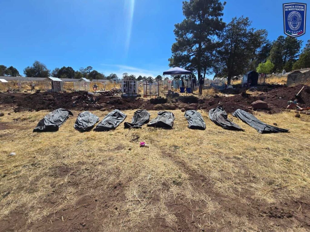 Exhuma Fiscalía Occidente 10 cuerpos en panteón La Norteña, municipio de Madera