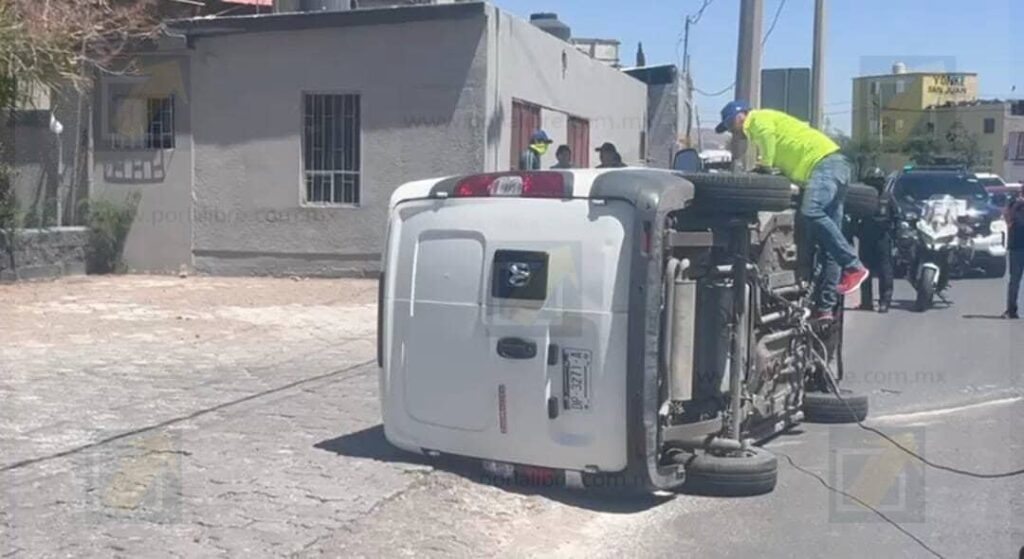 Vuelca en avenida Tecnológico tras chocar contra camellón