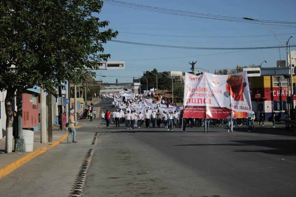  Sección 8 marcha con fuerza y unidad en defensa de los derechos de los trabajadores de la educación