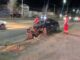 Conductor impacta señalamiento, montículo y poste en la colonia Francisco Domínguez