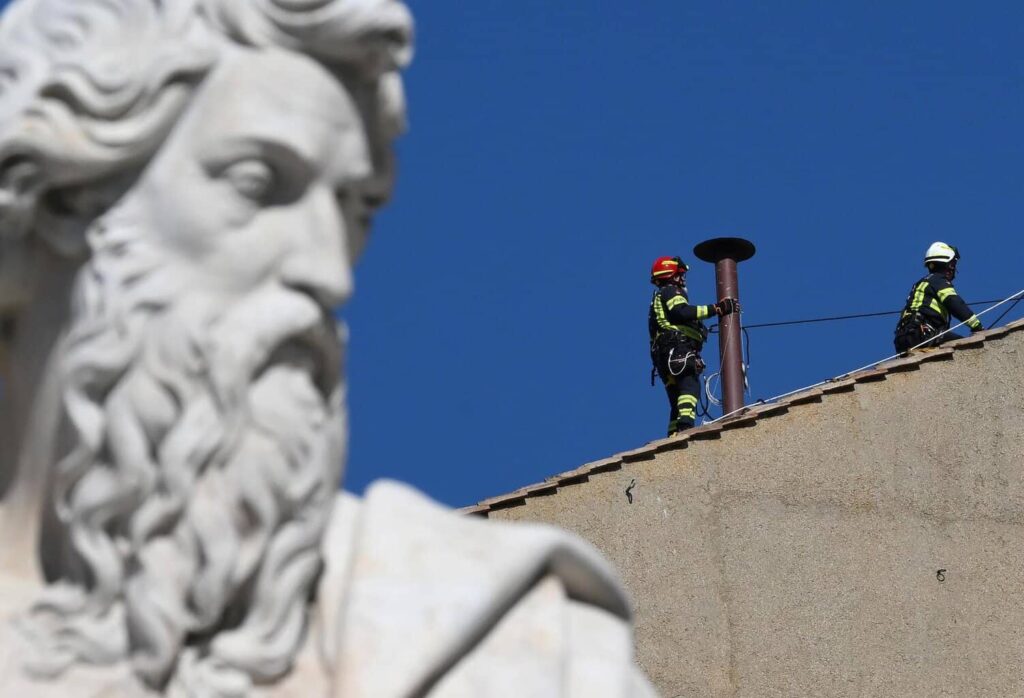 Instalan la chimenea en la Capilla Sixtina para el cónclave