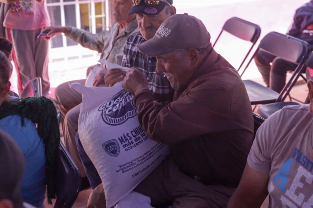 Entregan apoyos alimentarios a familias apaches y pimas de Madera