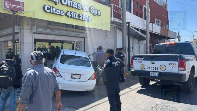 vehiculo-impacta-salon-de-belleza-tras-fuerte-colision-en-cruce-de-ninos-heroes-y-novena.jpeg Vehículo impacta salón de belleza tras fuerte colisión en cruce de Niños Héroes y Novena