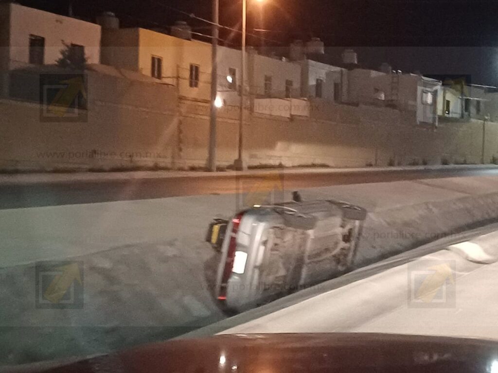 Automovilista vuelca en canal de agua al intentar cruzar hacia un Oxxo