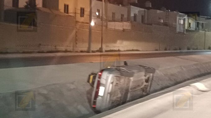 automovilista-vuelca-en-canal-de-agua-al-intentar-cruzar-hacia-un-oxxo.jpeg Automovilista vuelca en canal de agua al intentar cruzar hacia un Oxxo