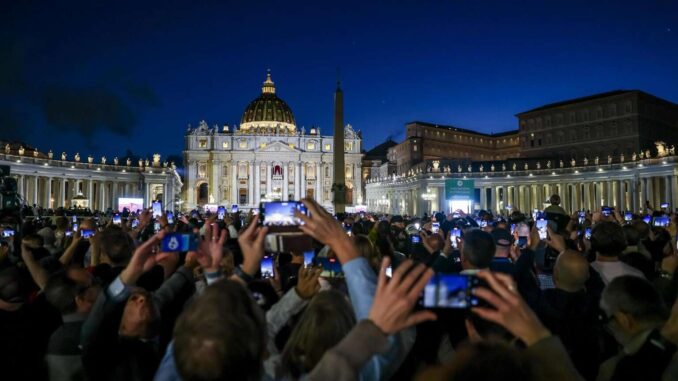 la-larga-espera-que-inquieto-antes-de-la-primera-fumata-del-conclave.jpeg La larga espera que inquietó antes de la primera fumata del cónclave