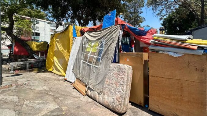 migrantes-reconstruyen-campamento-en-la-venustiano-carranza-tras-desalojo.jpg Migrantes reconstruyen campamento en la Venustiano Carranza tras desalojo