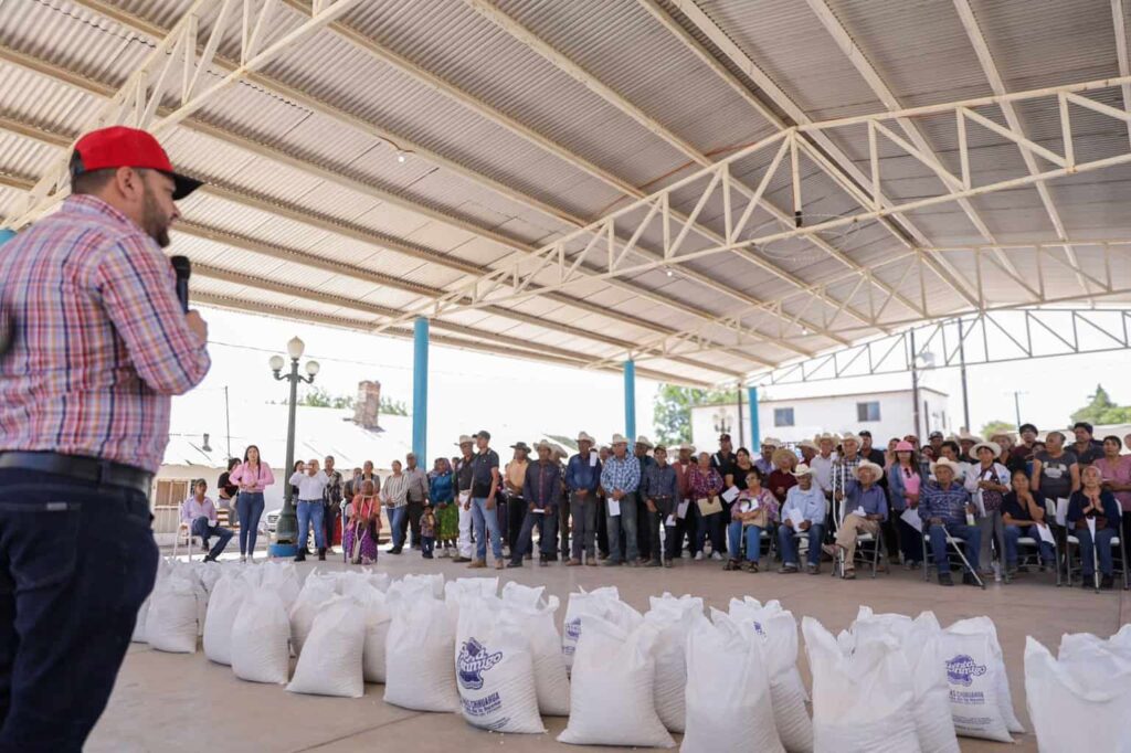 Recorre Arturo Medina la sierra con entrega permanente de apoyos alimentarios