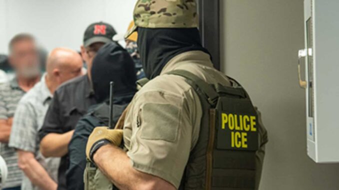 Trump insiste en que redoblará redadas migratorias en ciudades con gobiernos demócratas