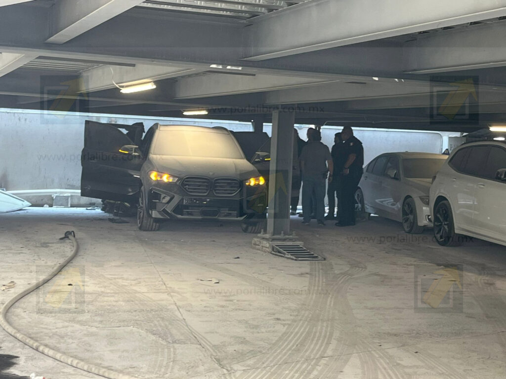 Controlan incendio en vehículo dentro de agencia automotriz del Juventud
