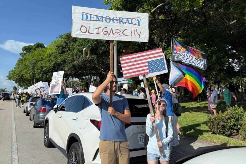 Miles de vecinos de Donald Trump van a su casa en Mar-a-Lago a gritarle «no Kings»