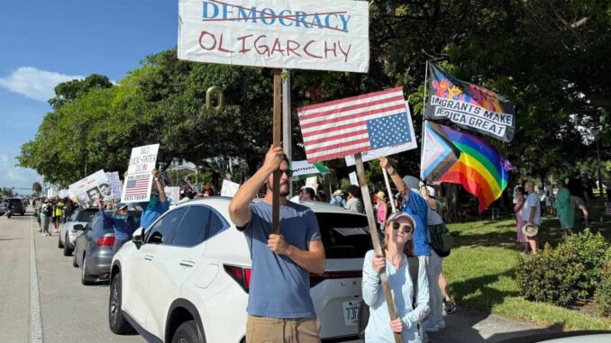 miles-de-vecinos-de-donald-trump-van-a-su-casa-en-mar-a-lago-a-gritarle-no-kings.jpg Miles de vecinos de Donald Trump van a su casa en Mar-a-Lago a gritarle «no Kings»