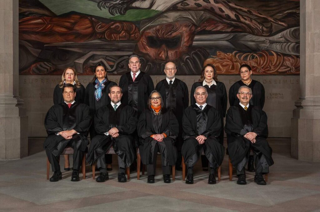 Proponen senadores de Morena y PVEM eliminar toga y birrete en la SCJN
