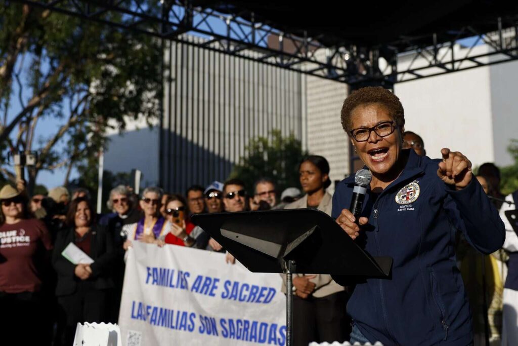 «El retrato de que toda la ciudad es un caos, es mentira», dice Karen Bass