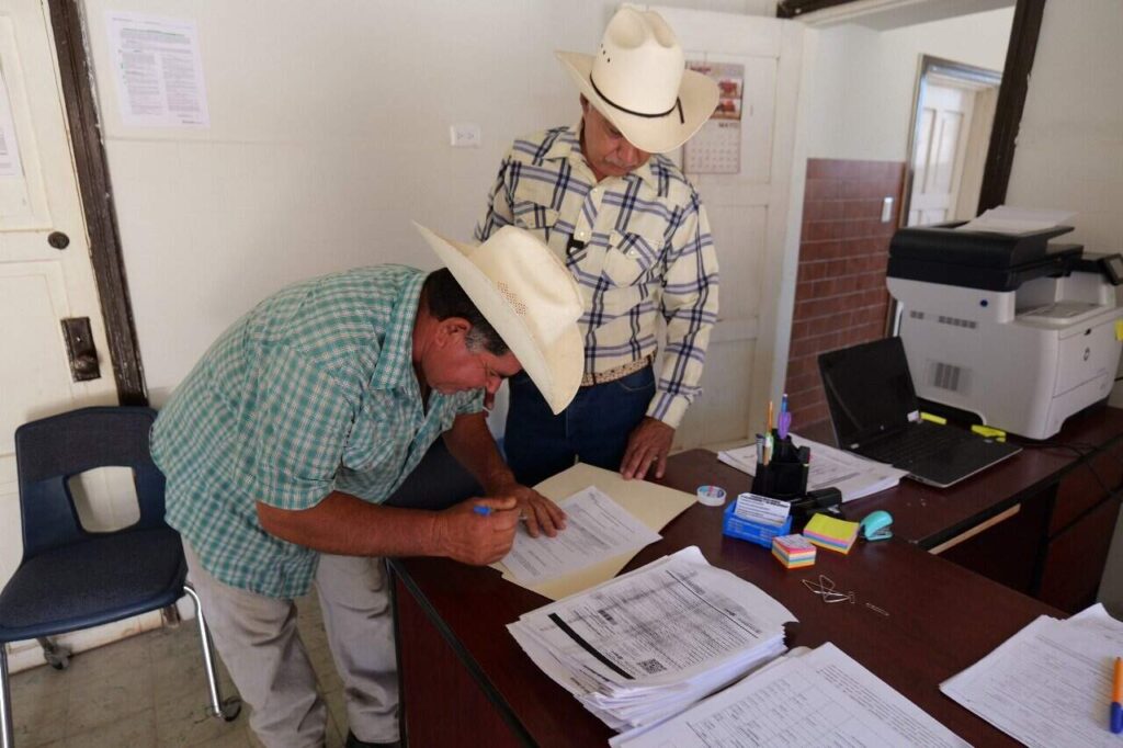 El diputado Arturo Zubía entrega ordeñadora a productor beneficiado en Jiménez