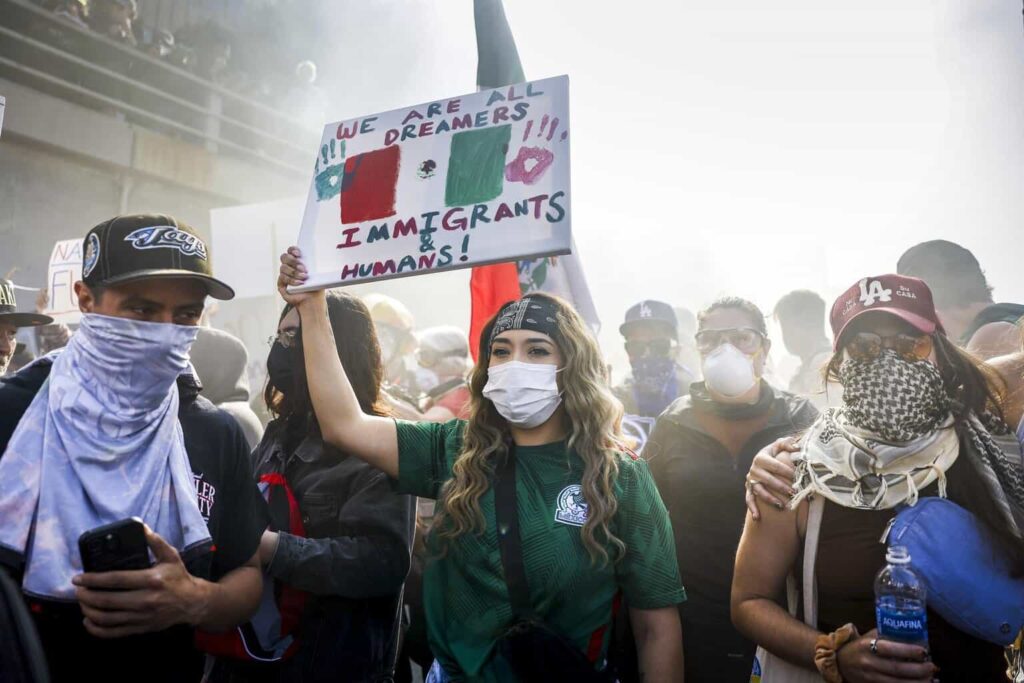 “Qué vergüenza”, grito unísono de manifestantes en Los Ángeles por redadas migratorias