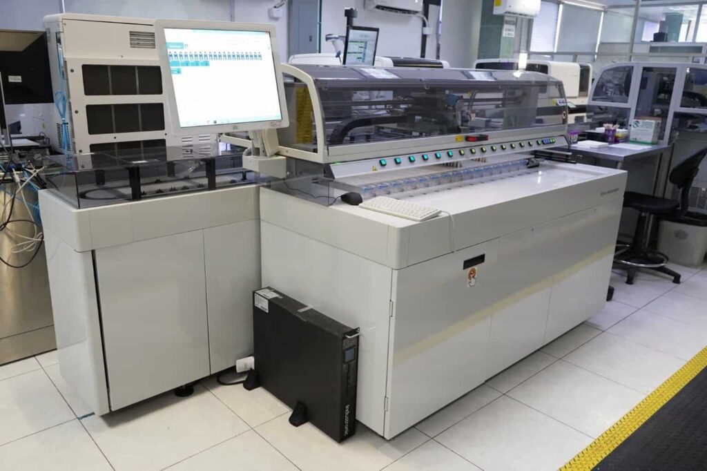 Opera nuevo equipo de laboratorio con tecnología alemana para mejorar diagnósticos en el Hospital General