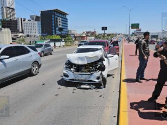 Cuatro vehículos chocan en sobre el periférico de la Juventud