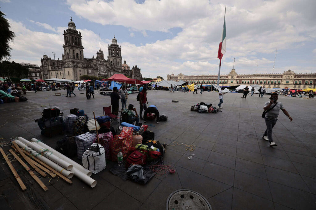 CNTE comienza retiro del plantón en el Zócalo capitalino
