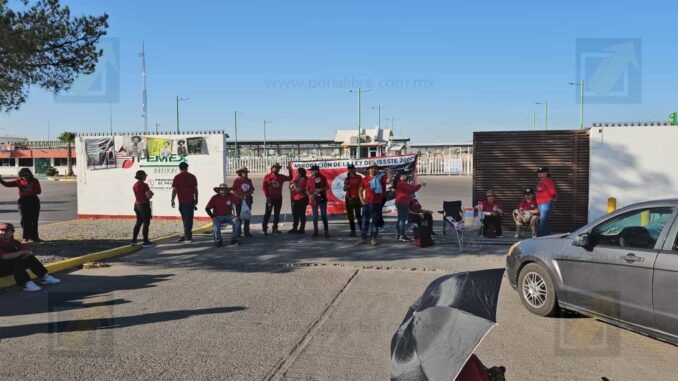 docentes-protestan-frente-a-instalaciones-de-pemex-en-rechazo-a-reforma-laboral-del-issste.jpeg Docentes protestan frente a instalaciones de Pemex en rechazo a reforma laboral del ISSSTE