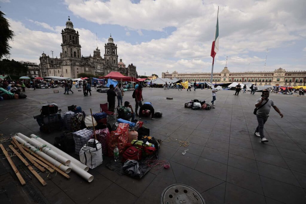 Gobierno capitalino se reúne con comerciantes del Centro Histórico tras plantón de la CNTE
