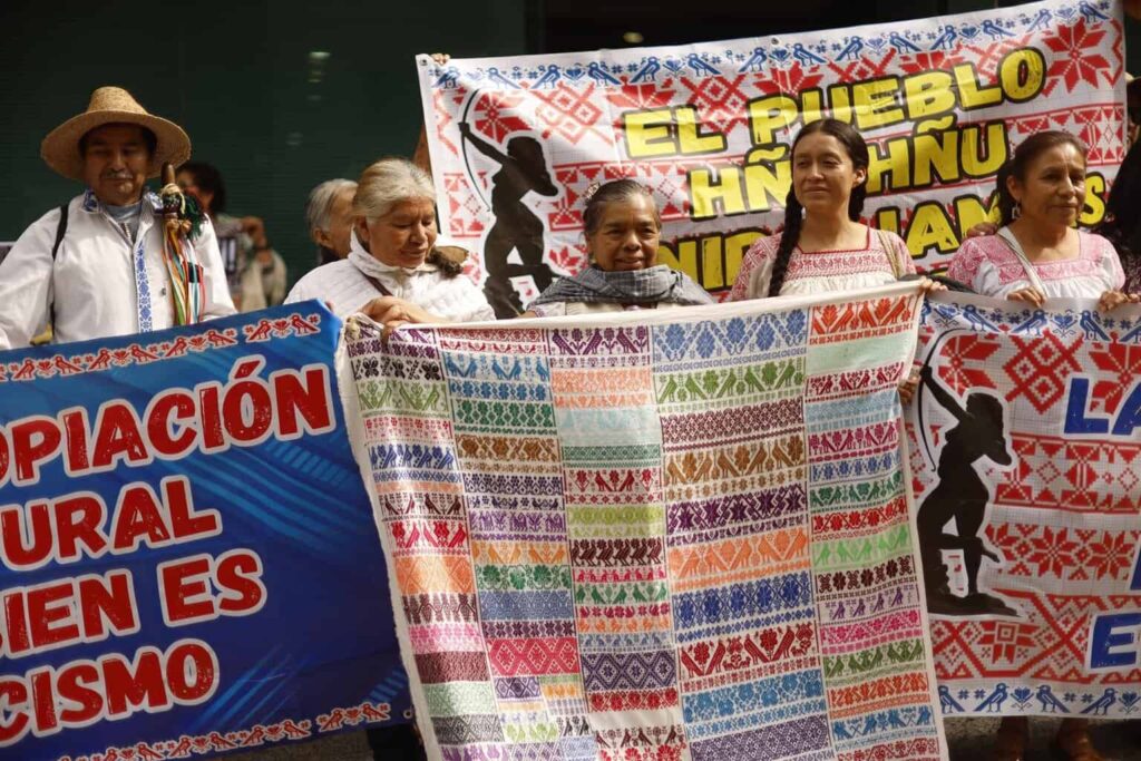 Indígenas exigen disculpas públicas por «apropiación indebida» de artesanías