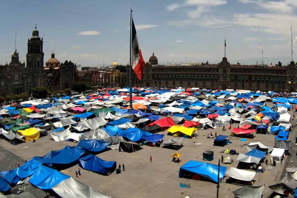 CNTE comienza con el levantamiento del plantón en el Zócalo de la CDMX
