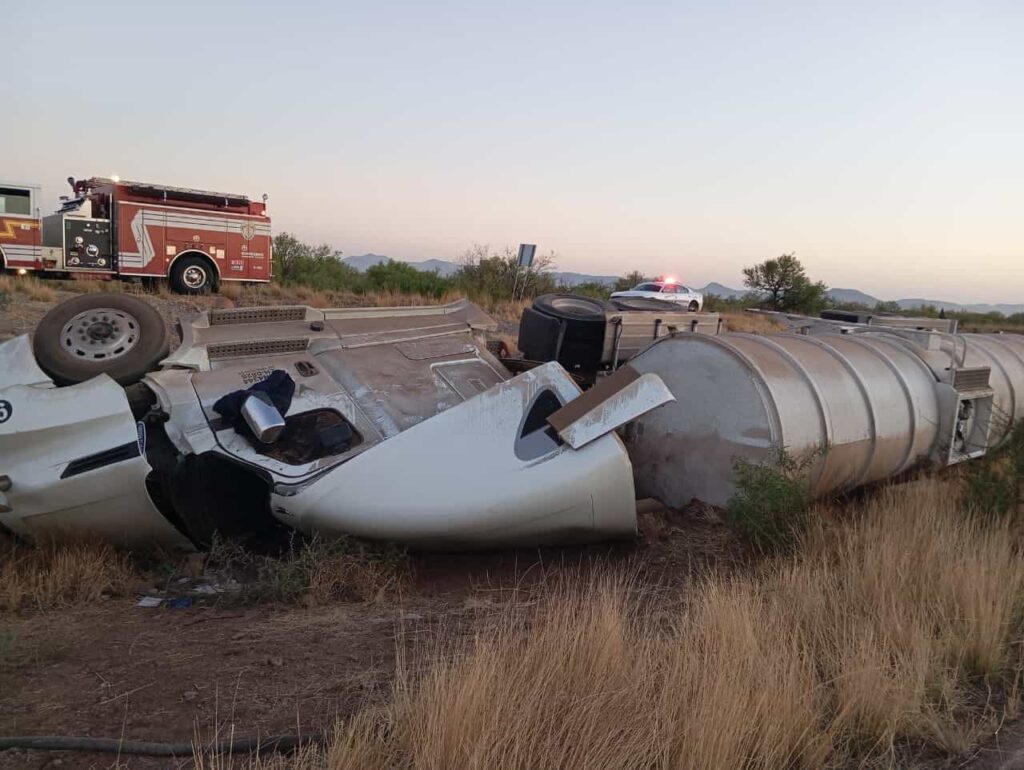 Vuelca pipa cargada de combustible en carretera a Juárez; cierran tramo