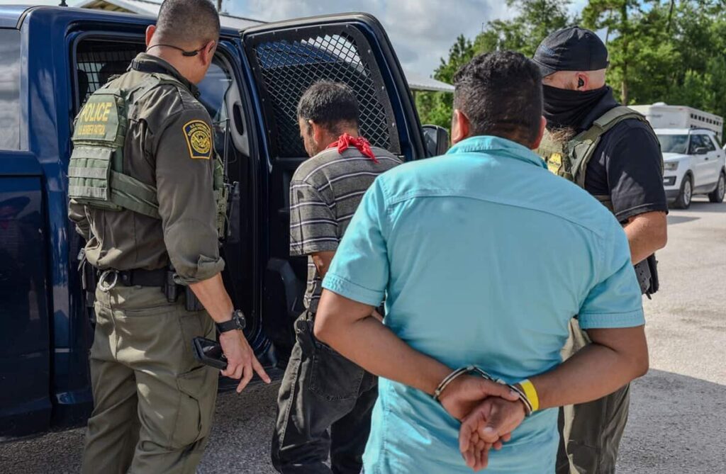 ICE detiene a dos «criminales» mexicanos en un hipódromo de Luisiana