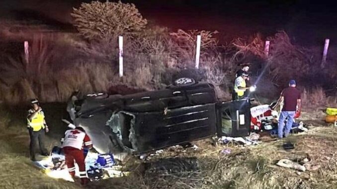 volcadura-de-una-familia-en-via-corta-a-chihuahua-deja-6-heridos-de-ellos-3-ninos.jpg Volcadura de una familia en vía corta a Chihuahua deja 6 heridos, de ellos 3 niños