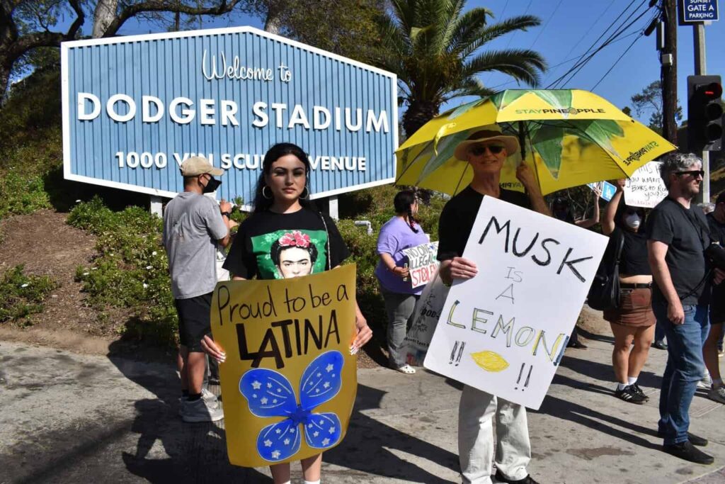 Las redadas migratorias reabren heridas de la comunidad latina hacia los Dodgers