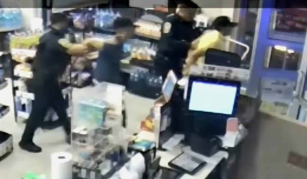 Dos adolescentes intentaron asaltar un Oxxo; los detienen dentro de la tienda