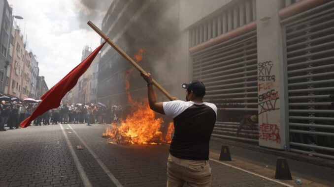 video-cnte-irrumpe-en-sede-del-snte-y-quema-mobiliario.jpeg #Video CNTE irrumpe en sede del SNTE y quema mobiliario