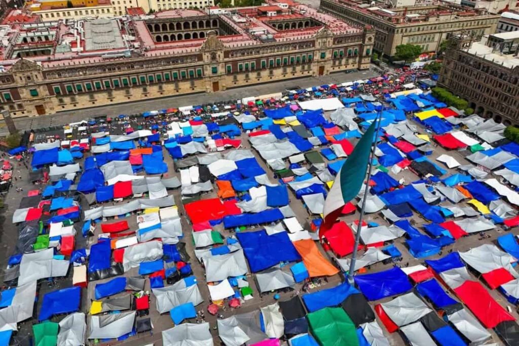 Evalúan asambleas de la CNTE levantar el plantón del Zócalo de la Ciudad de México
