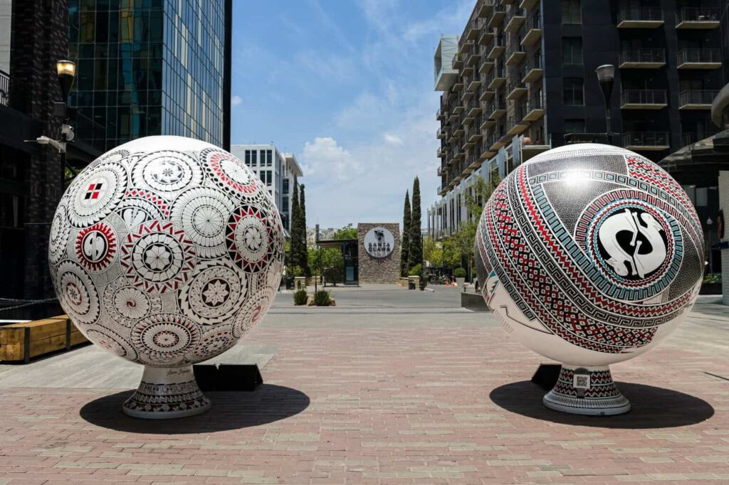 Invitan a visitar “De Chihuahua para el mundo, esferas monumentales de Mata Ortíz” en Distrito Uno