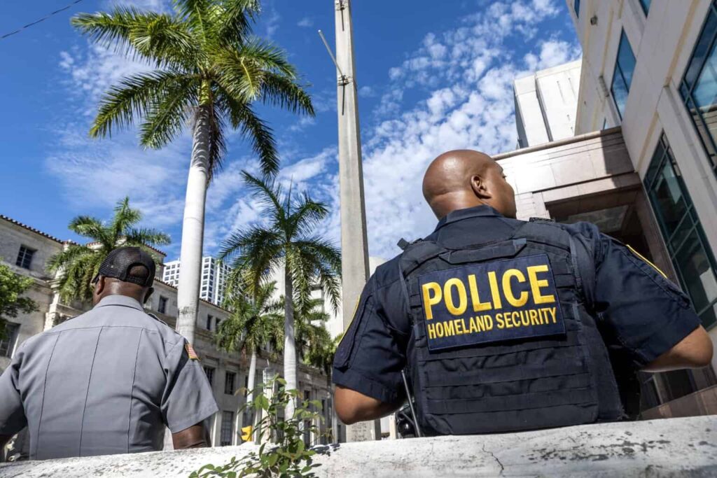 Detienen a hombre por allanar Mar-a-Lago para casarse con la nieta de Trump