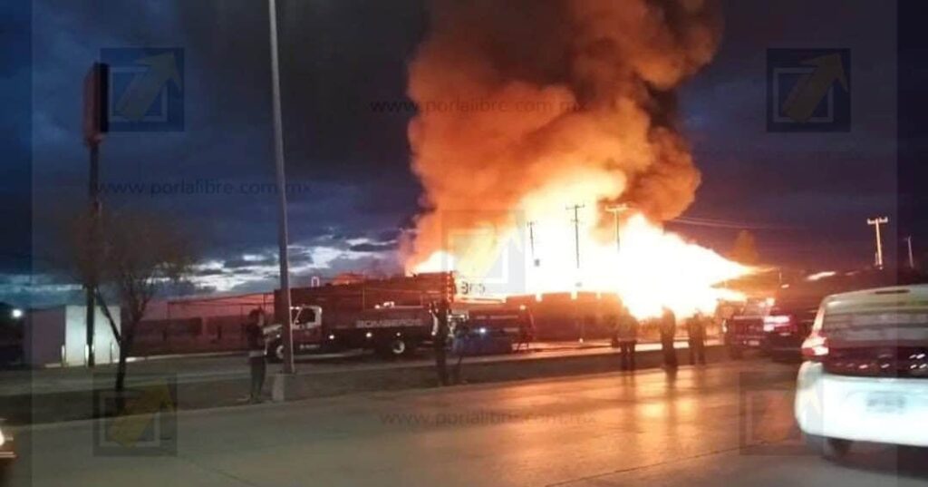 Incendio en fábrica de tarimas provoca cierre de carretera en Aldama