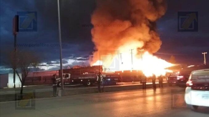incendio-en-fabrica-de-tarimas-provoca-cierre-de-carretera-en-aldama.jpeg Incendio en fábrica de tarimas provoca cierre de carretera en Aldama